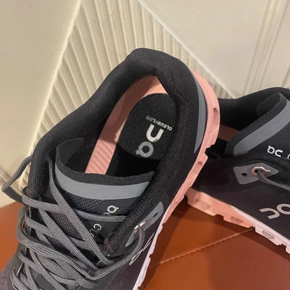 On Running Women's Cloudswift Black, Gray with Rose Accent size 6 - Picture 5 of 8